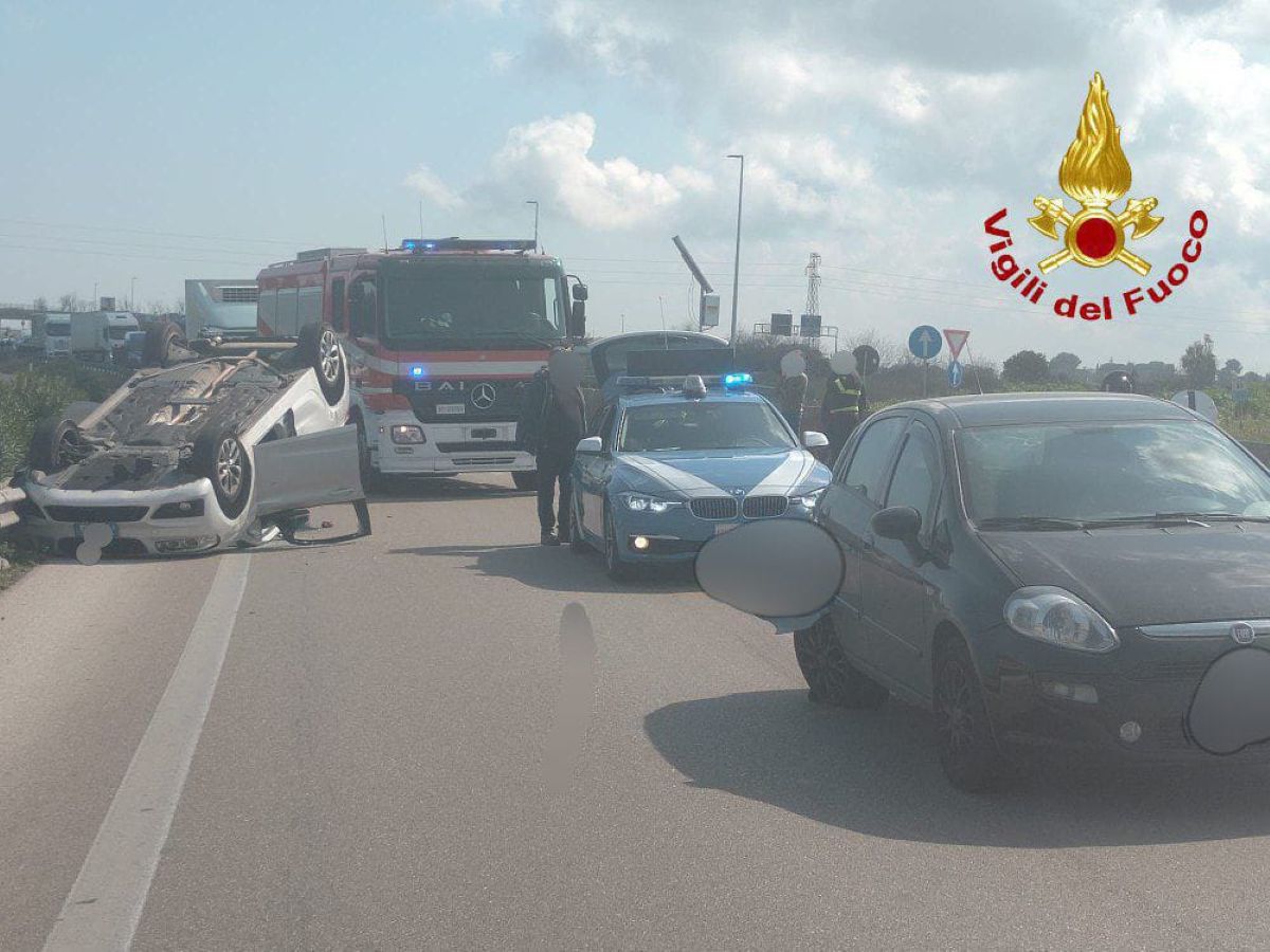 Galleria foto 'Incidente sulla strada statale 613 a Brindisi, due auto coinvolte: una si ribalta sulla carreggiata' - foto 1
