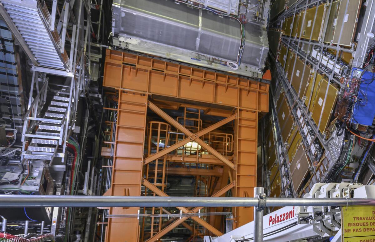 Galleria foto 'Scoperta al Cern una nuova particella, rivelerà le forze alla base dell’universo' - foto 1