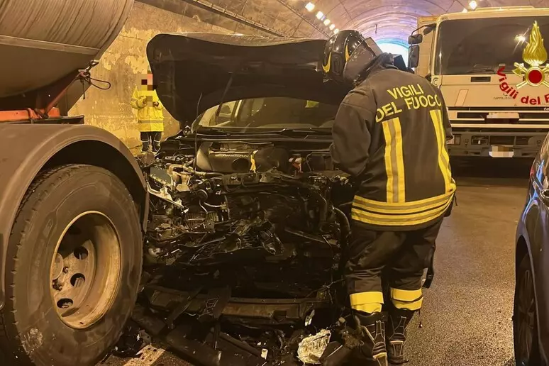 Galleria foto 'Maxi tamponamento sull’A20 in Sicilia, coinvolti 80 mezzi: chiuso il tratto tra Milazzo e Rometta – VIDEO' - foto 1