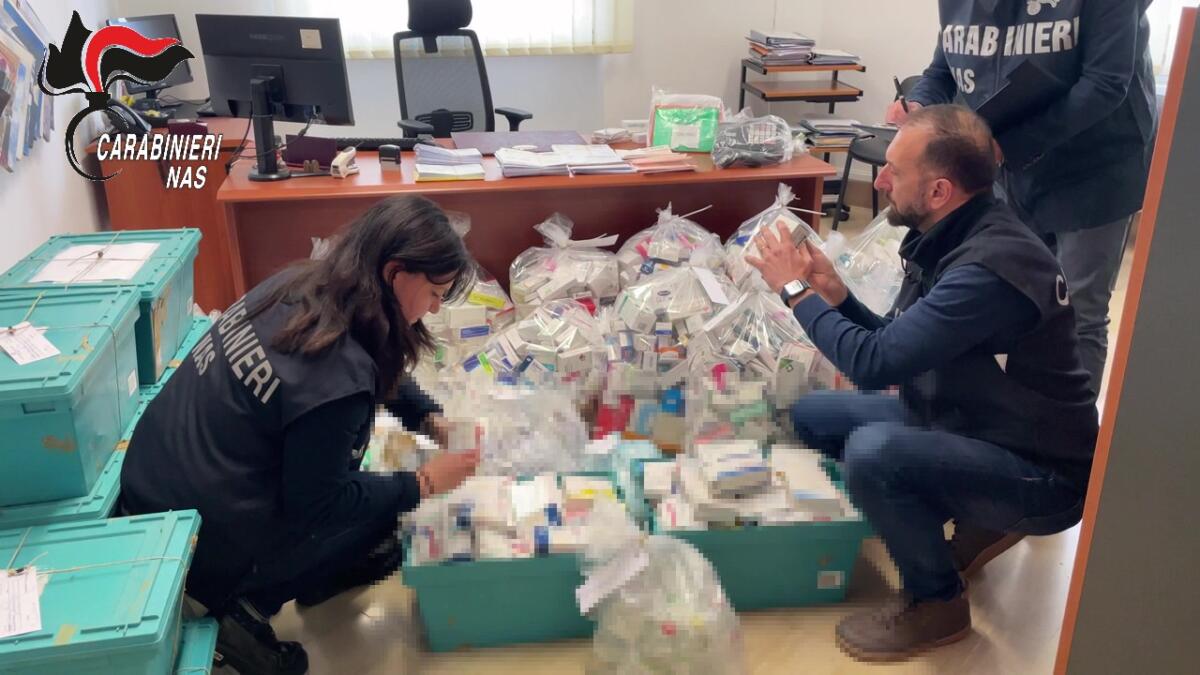 Galleria foto 'Foggia, avevano allestito una farmacia abusiva in casa: nei guai un professionista e sua moglie – VIDEO' - foto 1