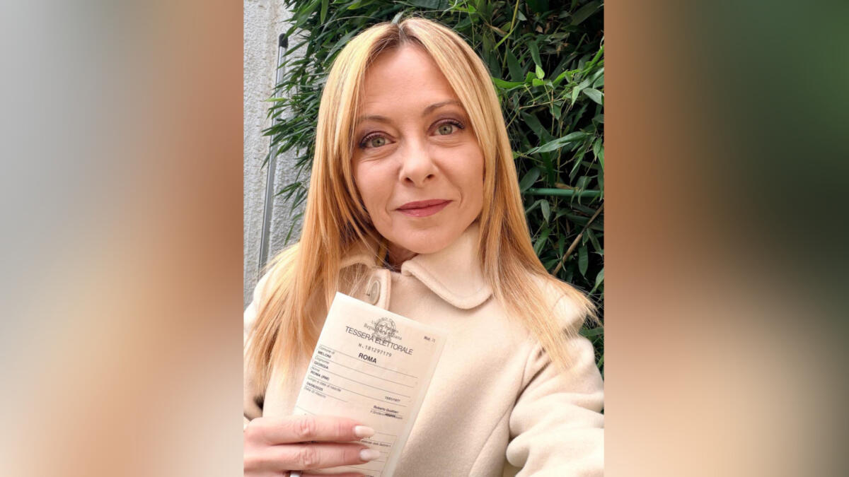 Galleria foto 'Referendum, Meloni posta la foto con la tessera elettorale sui social: «Partecipare è importante»' - foto 1