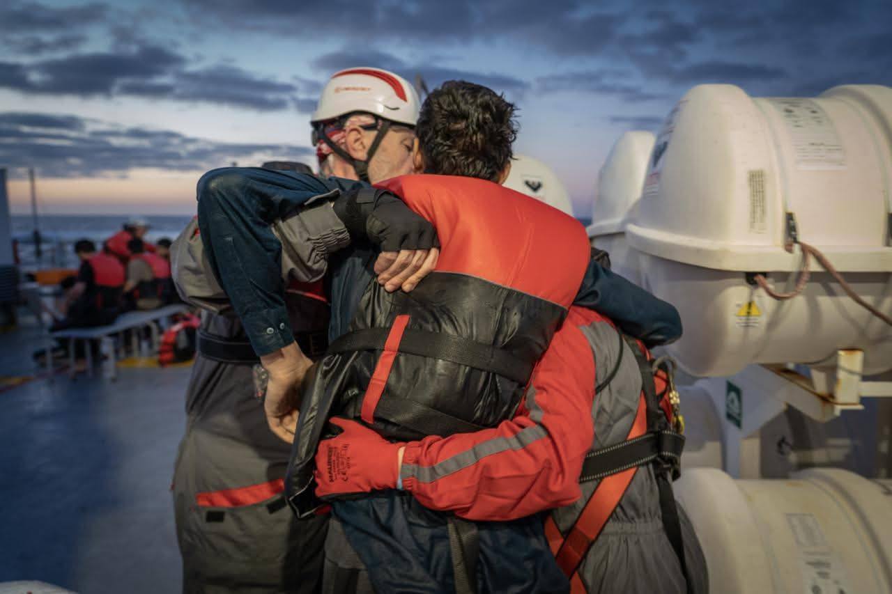 Galleria foto 'Migranti, la Life Support di Emergency arrivata a Bari: a bordo 14 uomini, tra loro un minore non accompagnato' - foto 1