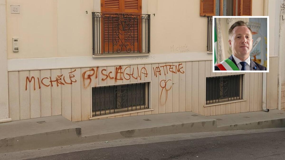 Galleria foto 'Mattinata, scritte minacciose contro il sindaco Bisceglia: «Avete spaventato i miei figli»' - foto 1