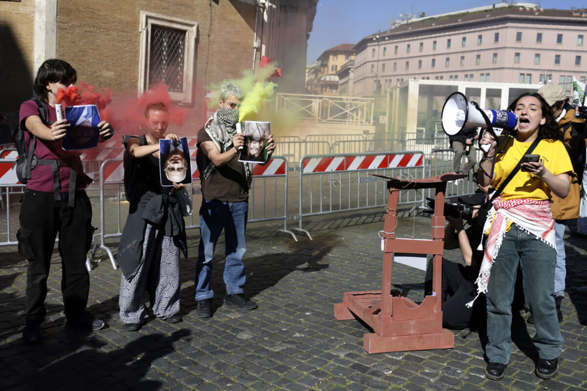 Galleria foto 'Corteo “No Kings” a Roma: «Contro i re e le loro guerre». In foto a testa in giù Meloni, La Russa e Nordio' - foto 2