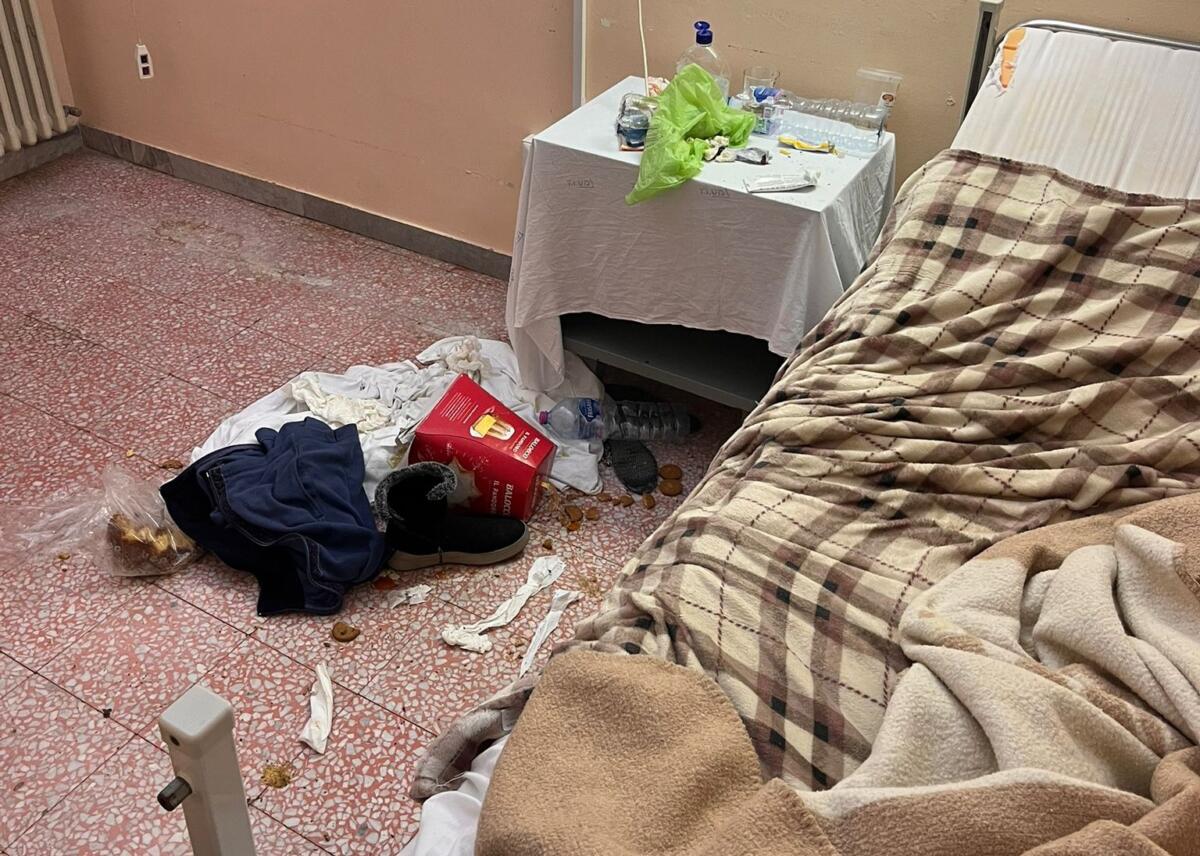 Galleria foto 'Rifiuti, disordine e operatori sanitari spaventati: l’ospedale di Galatina ostaggio dei senzatetto' - foto 1