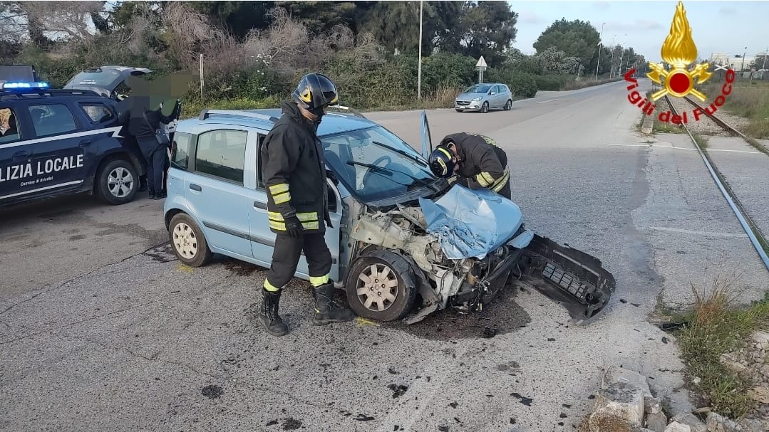 Incidente a Brindisi, scontro tra un camion militare e un’auto: feriti i tre occupanti del mezzo pesante
