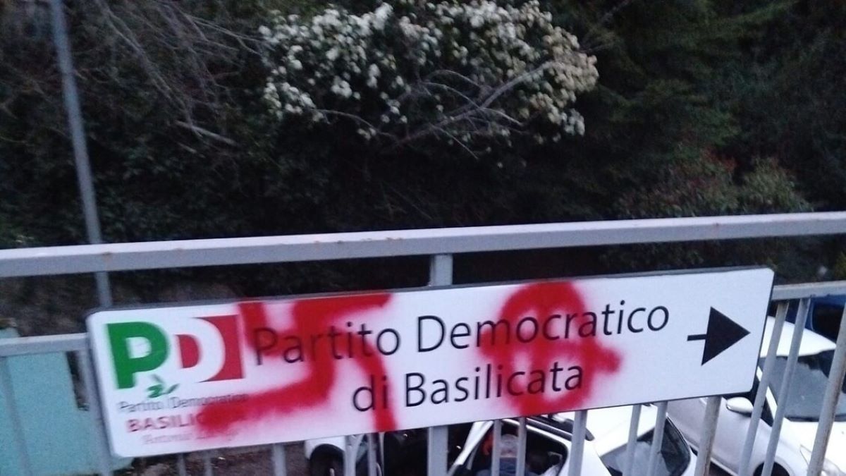 Potenza, atti vandalici contro la sede del Pd: scritte di matrice fascista e nazista Potenza, atti vandalici contro la sede del Pd: scritte di matrice fascista e nazista