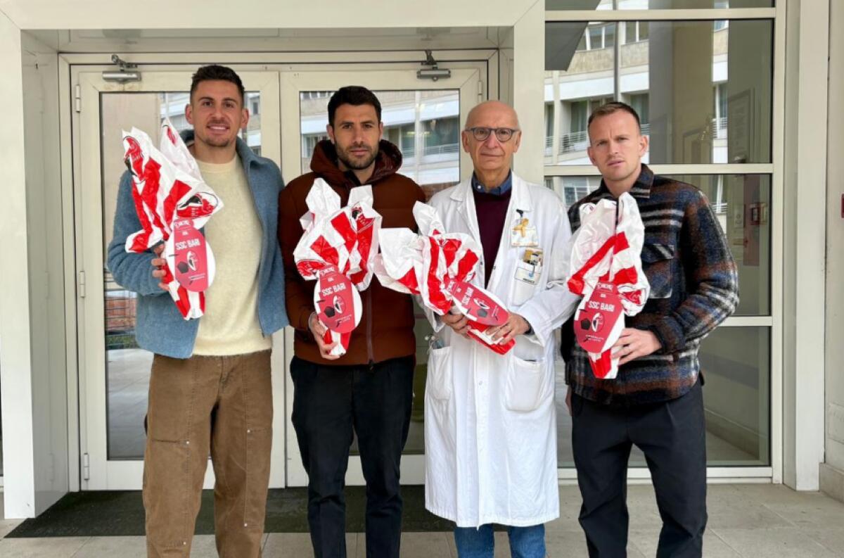 Sorrisi e uova di Pasqua al Policlinico di Bari: i biancorossi nel reparto di Oncoematologia Pediatrica Sorrisi e uova di Pasqua al Policlinico di Bari: i biancorossi nel reparto di Oncoematologia Pediatrica