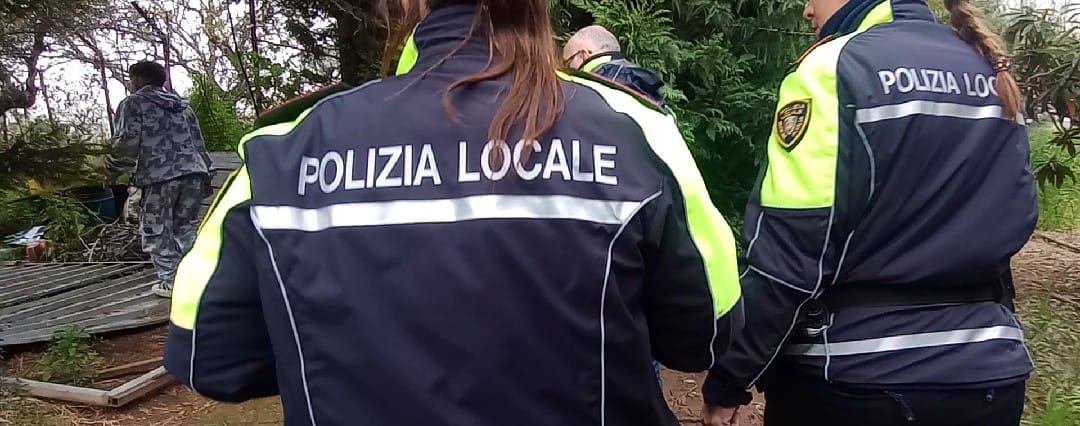 Galleria foto 'Barletta, pitbull legati a catene e in gabbie di 2 metri quadrati: sequestrati 10 cani, denunciato un 26enne – FOTO' - foto 9