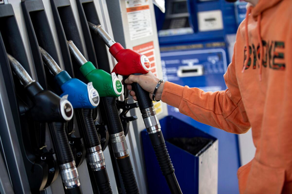 Taglio delle accise sui carburanti fino al 3 luglio: dimezzati gli aiuti sul diesel Taglio delle accise sui carburanti fino al 3 luglio: dimezzati gli aiuti sul diesel