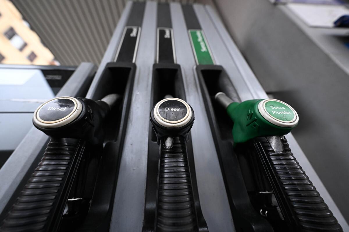 Caro carburanti, taglio delle accise per 20 giorni: ok del Governo. Polemiche le opposizioni: «Mossa elettorale» Caro carburanti, taglio delle accise per 20 giorni: ok del Governo. Polemiche le opposizioni: «Mossa elettorale»