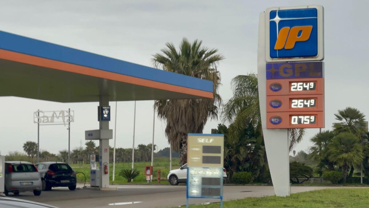 Galleria foto 'Carburanti, prezzi alle stelle: nel Salento diesel e benzina sfiorano i 2,65 euro. C’è la denuncia alla Finanza' - foto 1