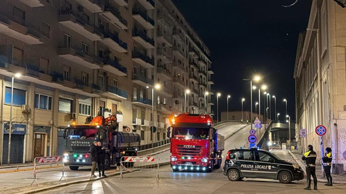 Galleria foto 'Bari, quattro camion da 28 tonnellate sul ponte Garibaldi: nuove prove di carico nella notte – VIDEO' - foto 5