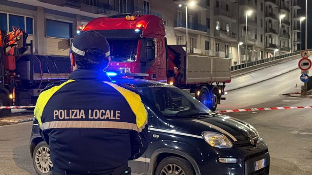 Galleria foto 'Bari, quattro camion da 28 tonnellate sul ponte Garibaldi: nuove prove di carico nella notte – VIDEO' - foto 1