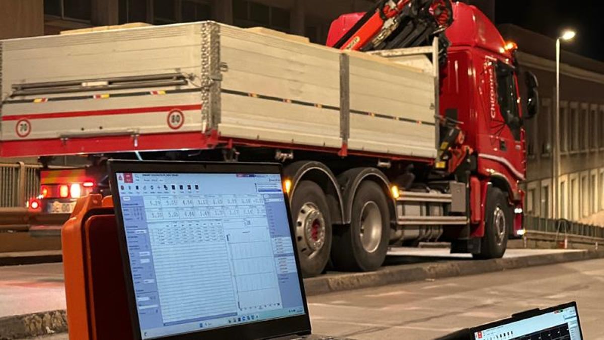 Galleria foto 'Bari, quattro camion da 28 tonnellate sul ponte Garibaldi: nuove prove di carico nella notte – VIDEO' - foto 2