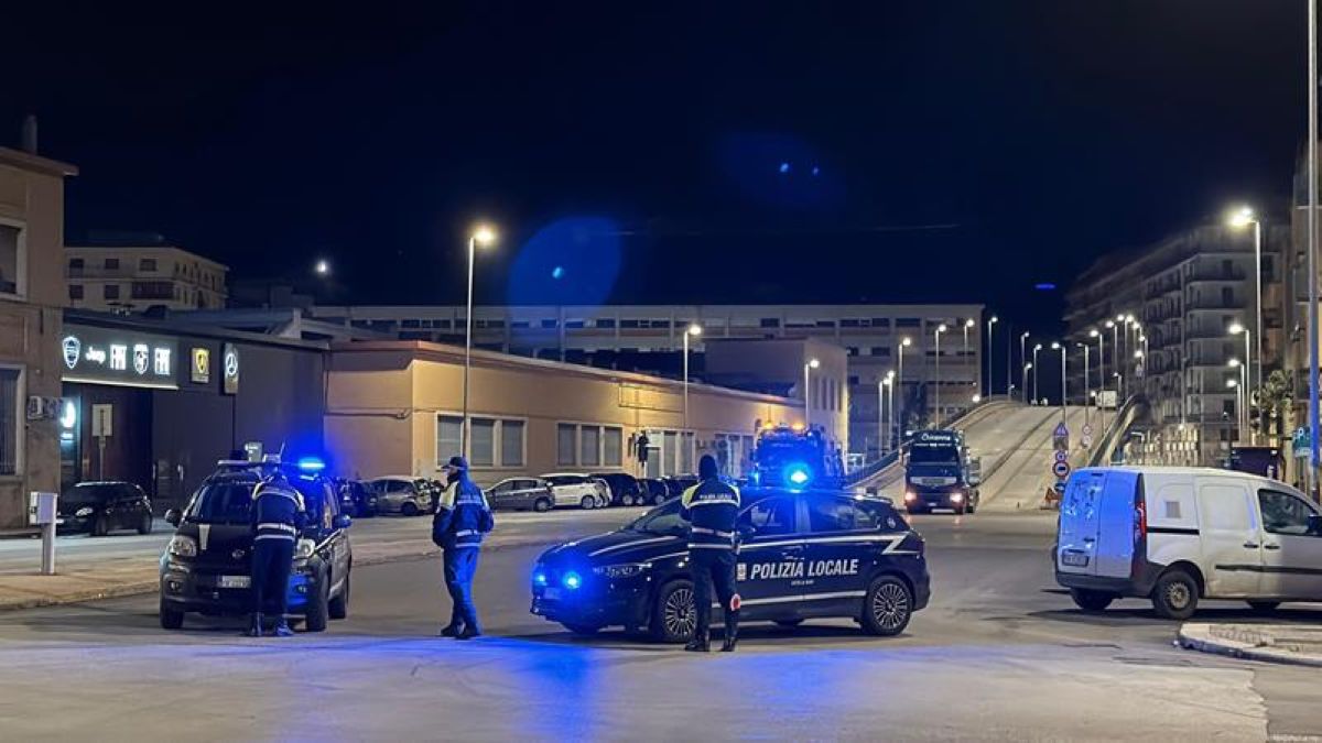 Galleria foto 'Bari, quattro camion da 28 tonnellate sul ponte Garibaldi: nuove prove di carico nella notte – VIDEO' - foto 3
