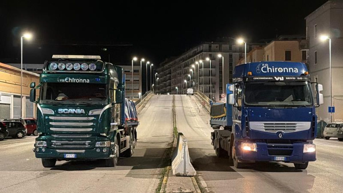 Galleria foto 'Bari, quattro camion da 28 tonnellate sul ponte Garibaldi: nuove prove di carico nella notte – VIDEO' - foto 4