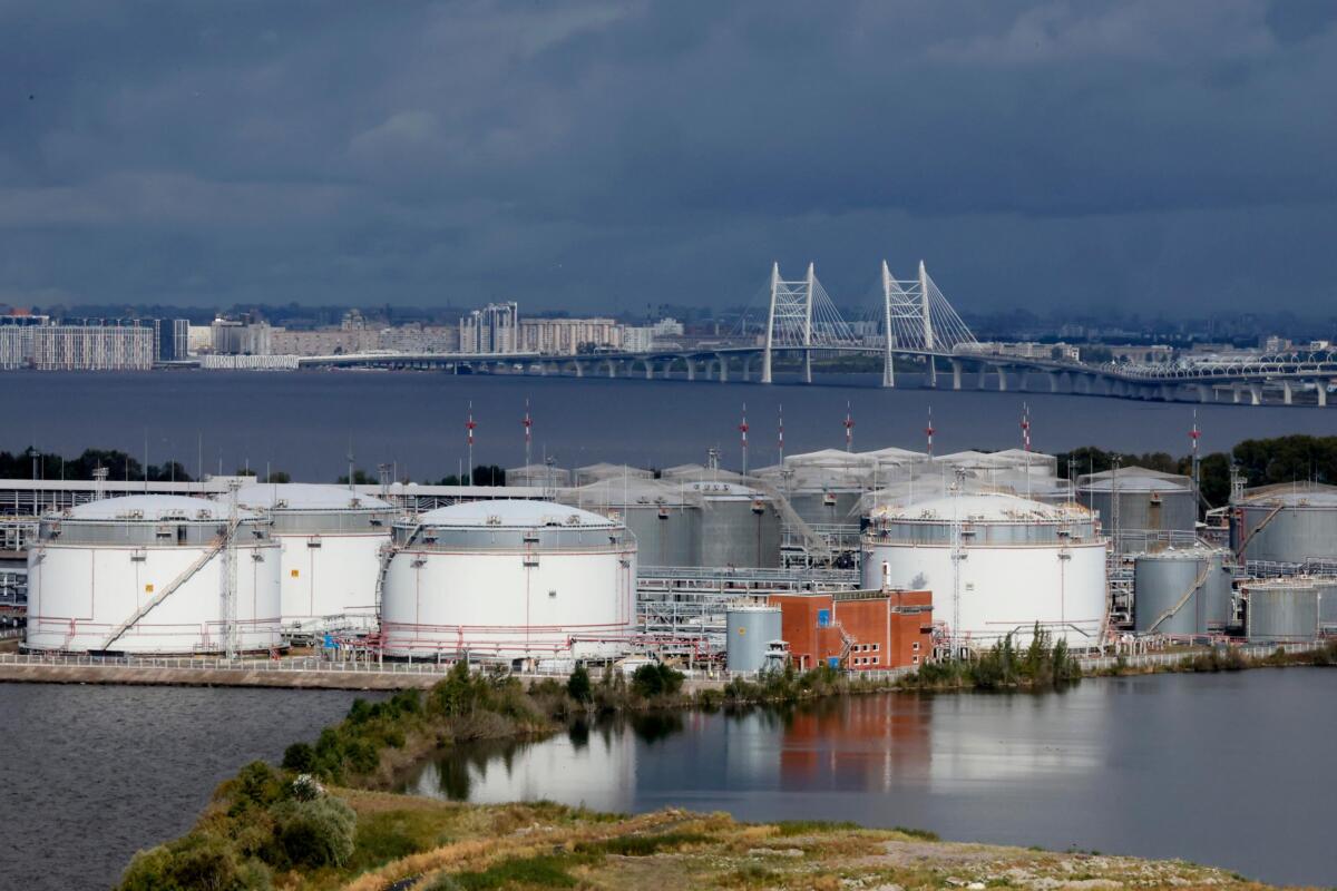 Galleria foto 'Guerra in Medio Oriente, Trump apre al petrolio russo. È scontro aperto con l’Europa: «Mossa sbagliata»' - foto 1
