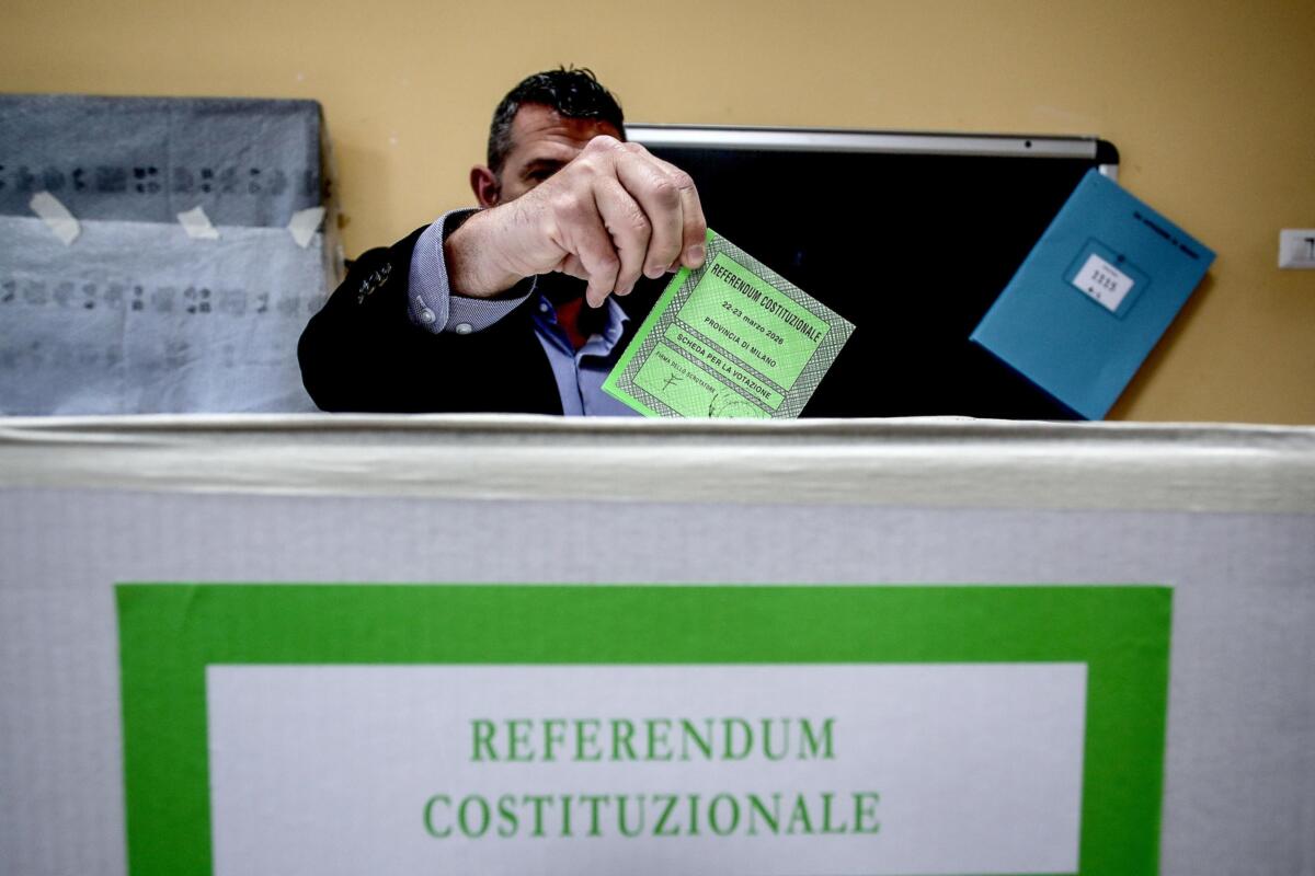 Galleria foto 'Referendum sulla Giustizia, boom di affluenza alle urne: oltre il 46% alle 23. Polemica per le spille col “Sì”' - foto 1