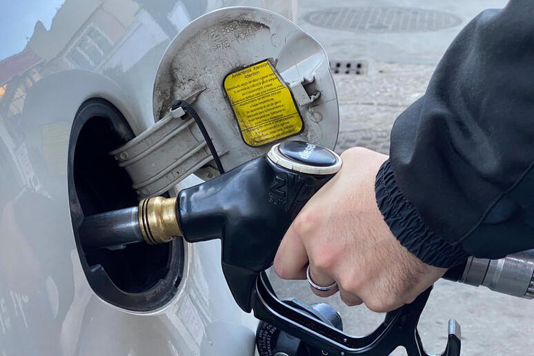 Galleria foto 'Caro carburanti, prezzo della benzina giù con il taglio delle accise. Ma il diesel è da record' - foto 1