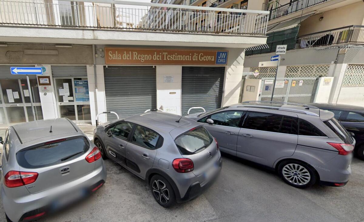 Bari, portò un ordigno nella Sala del regno dei Testimoni di Geova: «Possibile fanatismo religioso» Bari, portò un ordigno nella Sala del regno dei Testimoni di Geova: «Possibile fanatismo religioso»