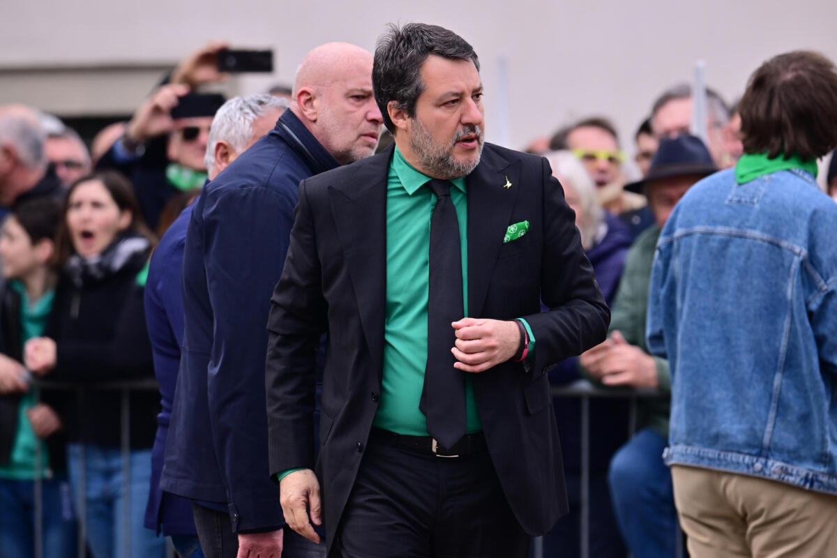 Galleria foto 'I funerali di Umberto Bossi a Pontida, cori contro Matteo Salvini: «Molla la camicia verde, vergogna» – VIDEO' - foto 1