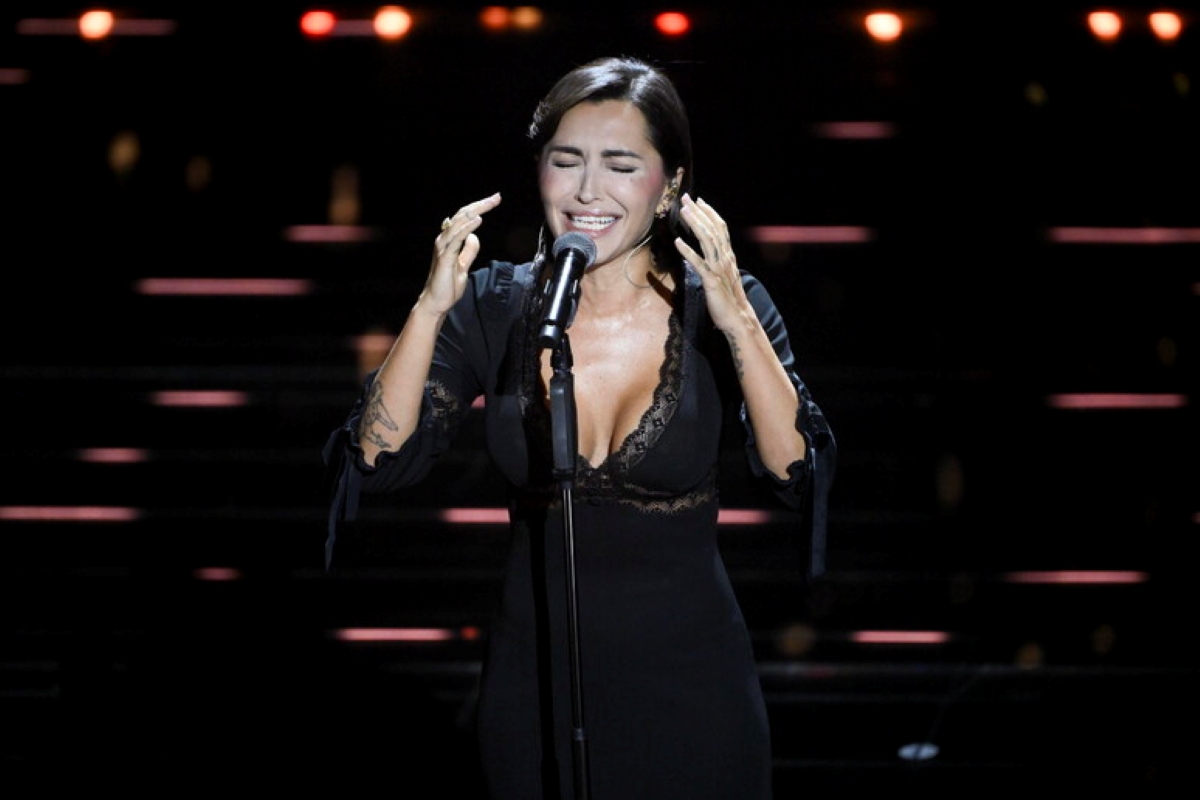 Galleria foto 'Festival di Sanremo, Serena Brancale fuori dalla cinquina finale: fischi in platea' - foto 1