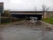 Strade al collasso nella zona industriale di Bari, pericoli quotidiani tra allagamenti, buche e binari