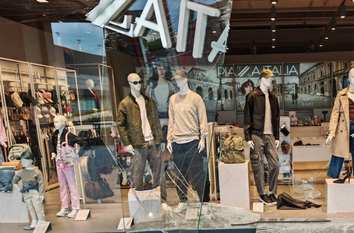 Galleria foto 'Bari, spaccata all’alba nel centro commerciale di Santa Caterina: assalto a “Piazza Italia”' - foto 1