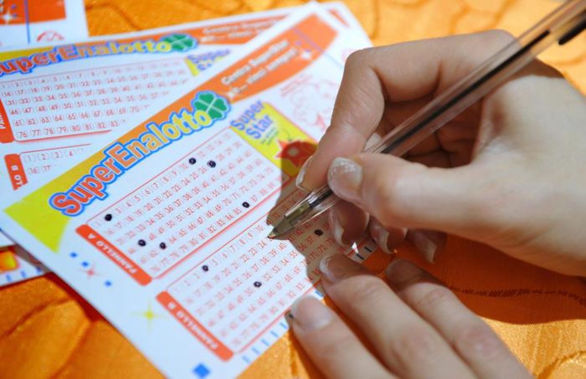 La dea bendata bacia la Puglia, a Bari centrato il 5+1 al Superenalotto: vinti oltre 653mila euro La dea bendata bacia la Puglia, a Bari centrato il 5+1 al Superenalotto: vinti oltre 653mila euro