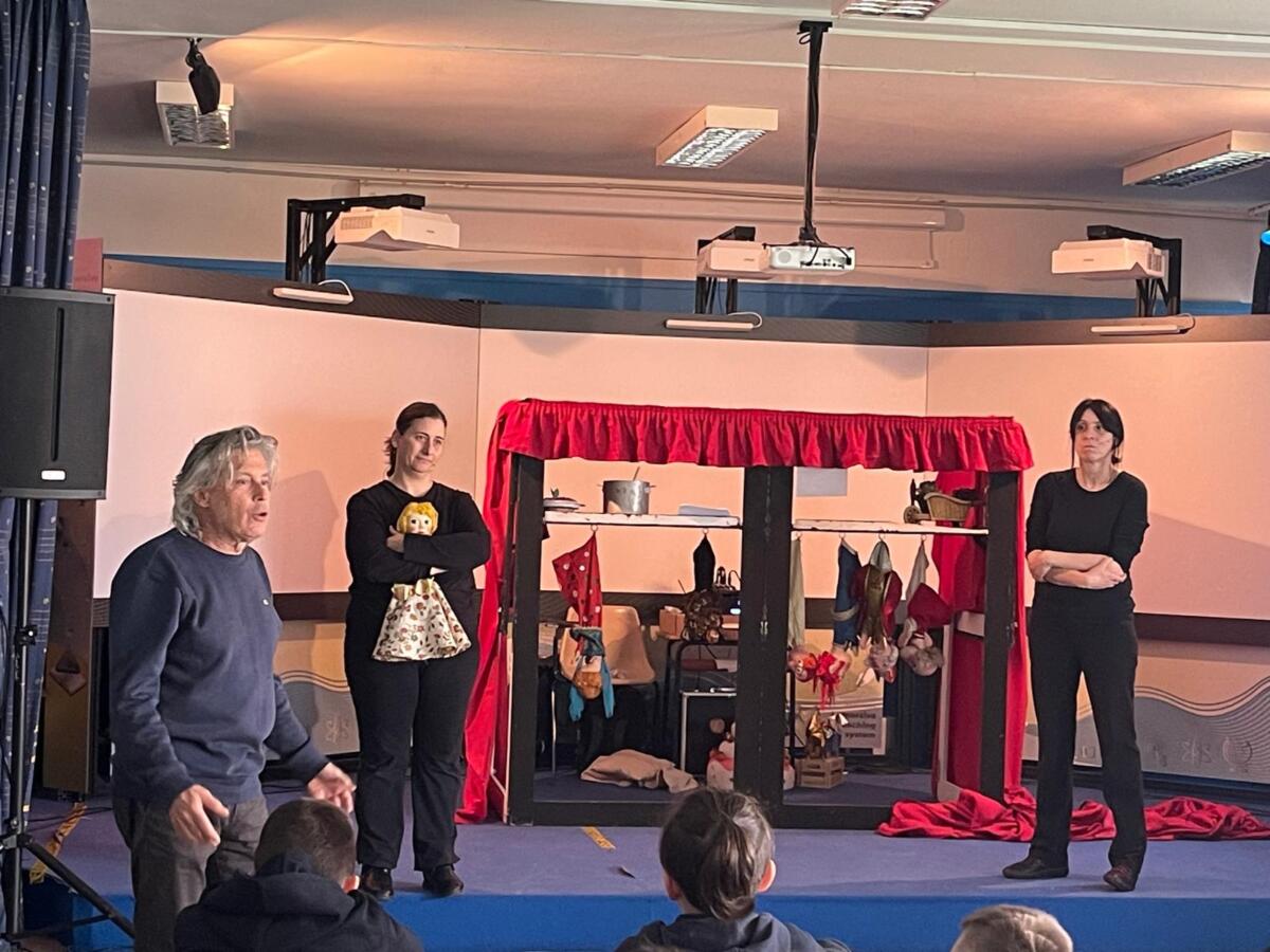 Tra teatro e cibo sano, l’educazione alimentare nelle scuole baresi con Ladisa e “Casa di Pulcinella” – FOTO e VIDEO