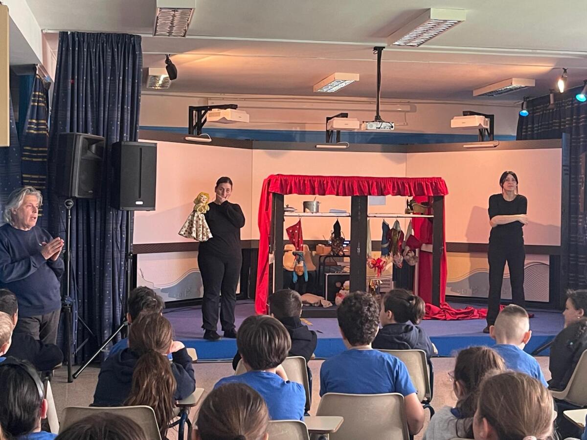 Tra teatro e cibo sano, l’educazione alimentare nelle scuole baresi con Ladisa e “Casa di Pulcinella” – FOTO e VIDEO