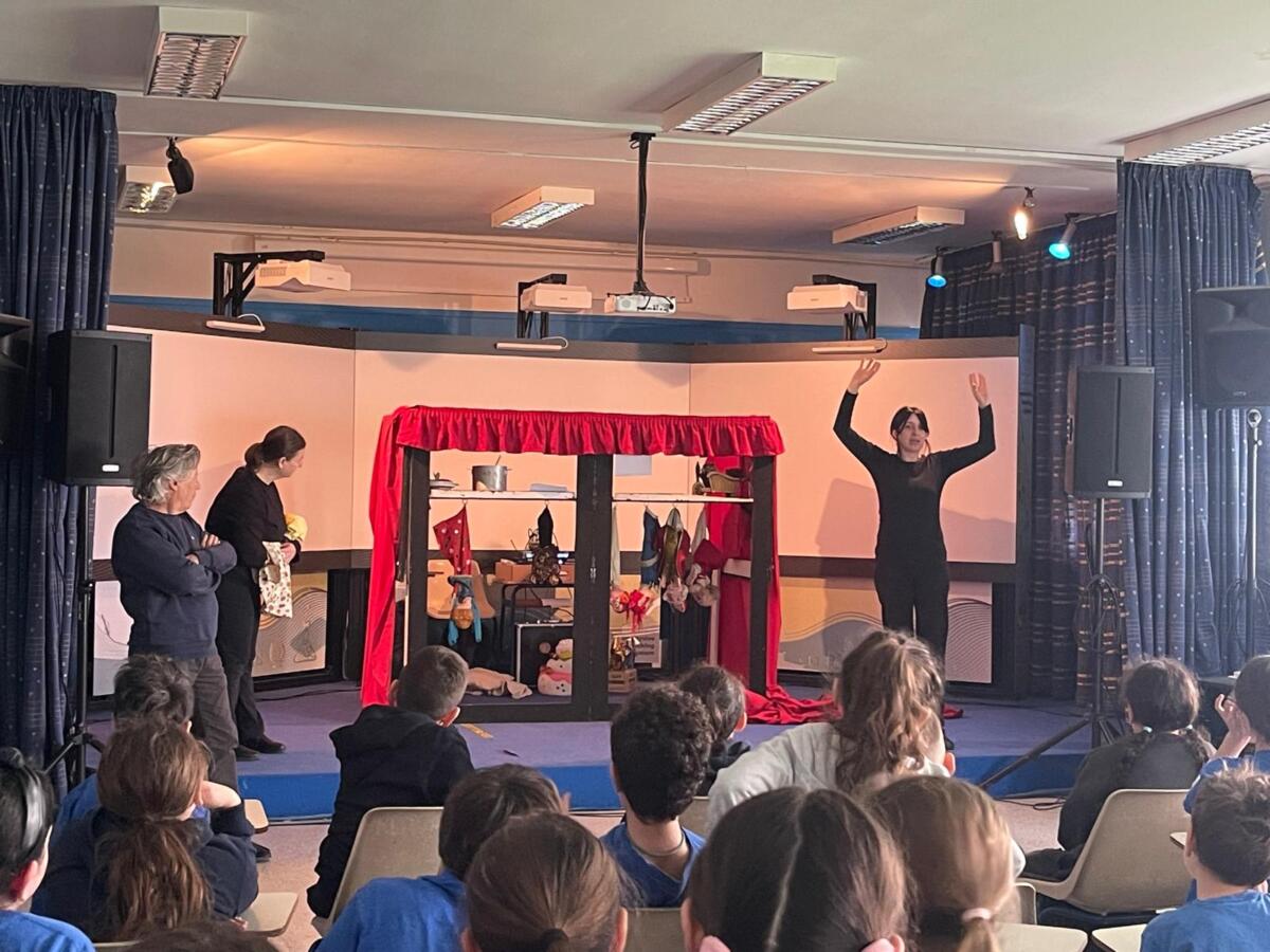 Tra teatro e cibo sano, l’educazione alimentare nelle scuole baresi con Ladisa e “Casa di Pulcinella” – FOTO e VIDEO