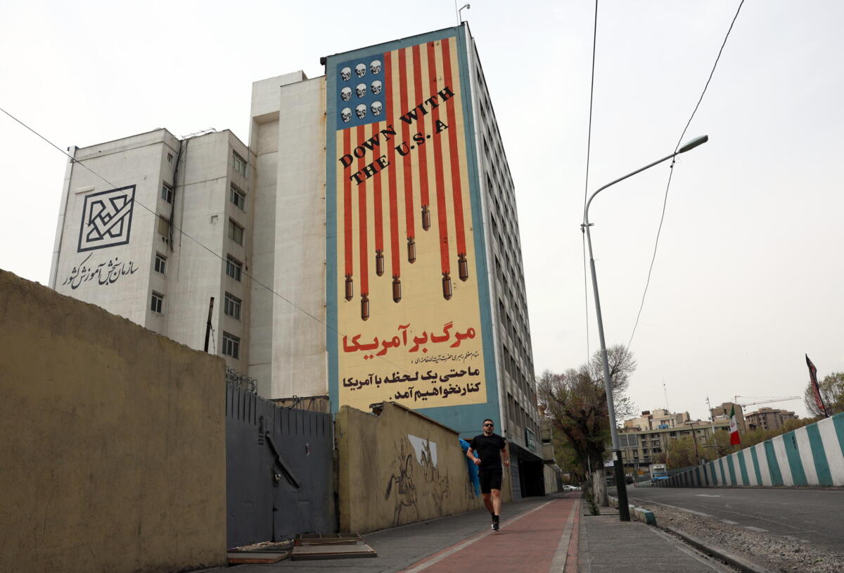 Galleria foto 'Guerra, l’Iran pone sei condizioni per la fine delle ostilità: dalla chiusura delle basi al risarcimento' - foto 1