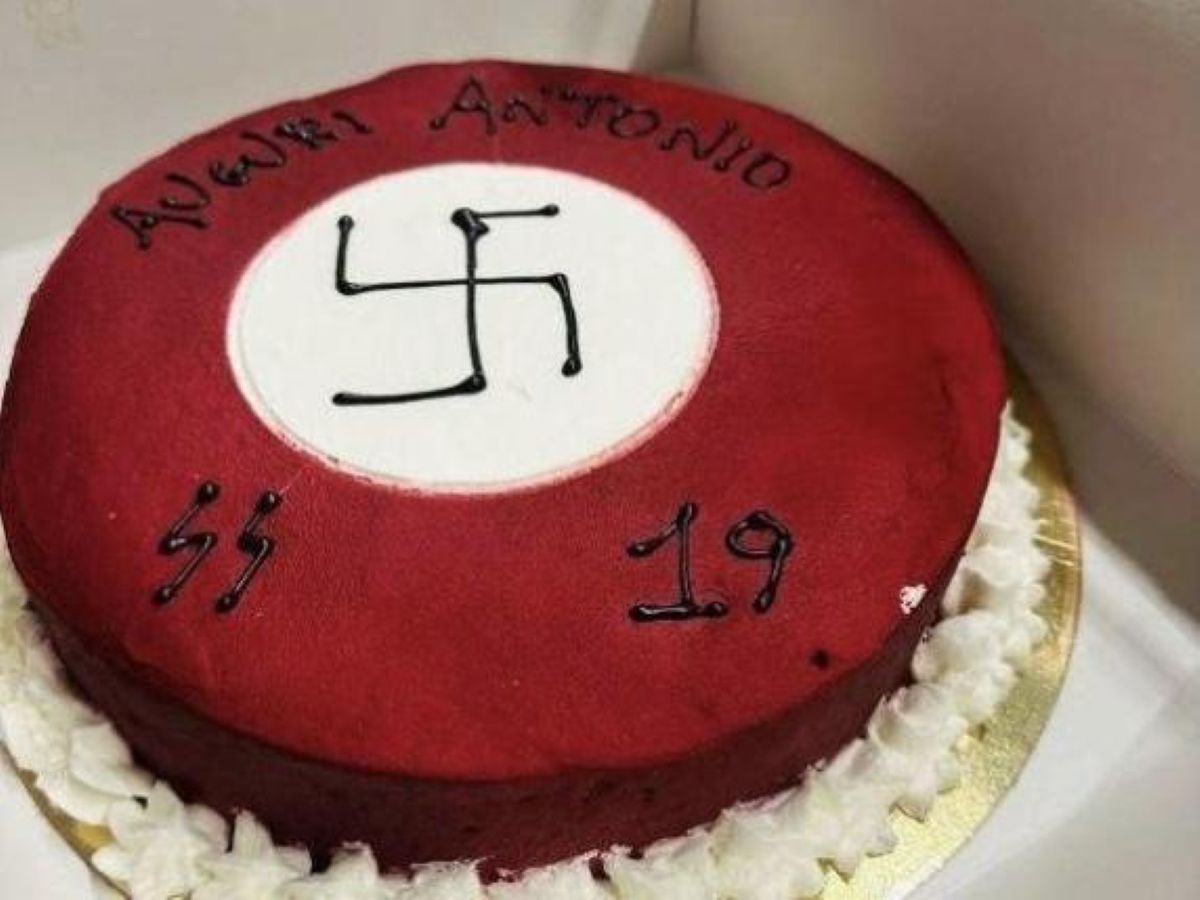 Matera, svastica e simboli nazisti sulla torta: la foto fa il giro delle chat. Scoppia la polemica Matera, svastica e simboli nazisti sulla torta: la foto fa il giro delle chat. Scoppia la polemica