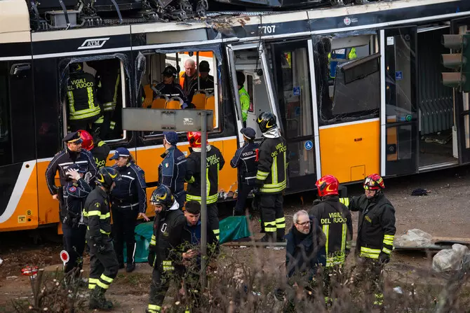 Galleria foto 'Tram deragliato, conducente al telefono prima dello schianto: la difesa nega. L’Atm: «Grave»' - foto 1