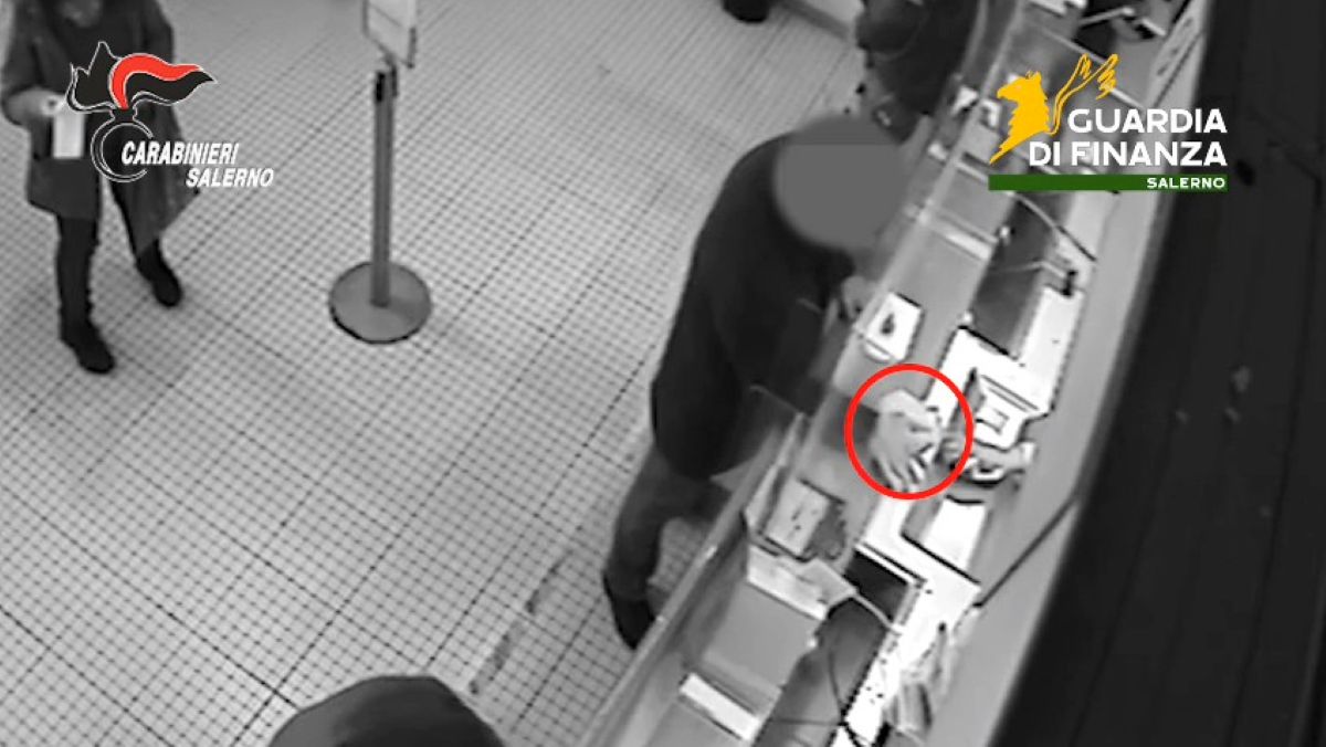 Galleria foto 'Falsi operatori bancari e siti “clone” per truffare le vittime, 68 indagati: sequestrati 1,5 mln di euro – VIDEO' - foto 1