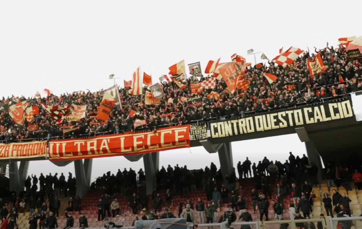 Galleria foto 'Il Lecce spegne 118 candeline, sui social si celebra la storia giallorossa: dalla C al “modello Sticchi Damiani” – VIDEO' - foto 1