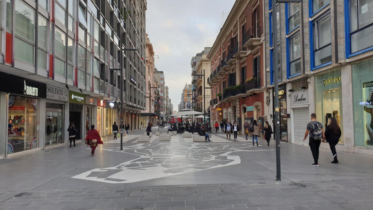Galleria foto 'Bari, turisti delusi in centro: «Tanti i negozi chiusi di domenica, ma la città è più pulita»' - foto 1