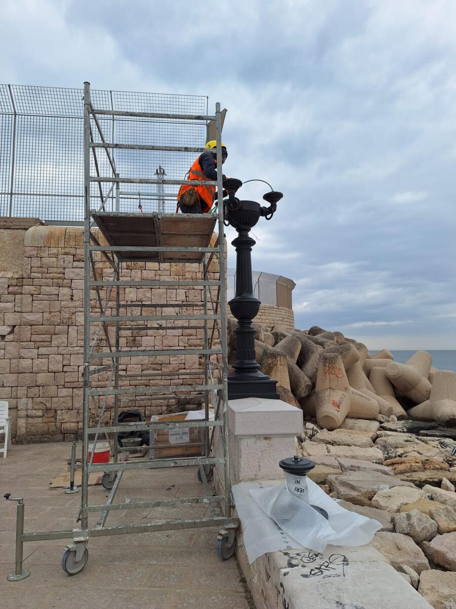 Galleria foto 'Bari, il lungomare ritrova la sua luce: al via il riposizionamento dei primi candelabri restaurati – FOTO e VIDEO' - foto 2