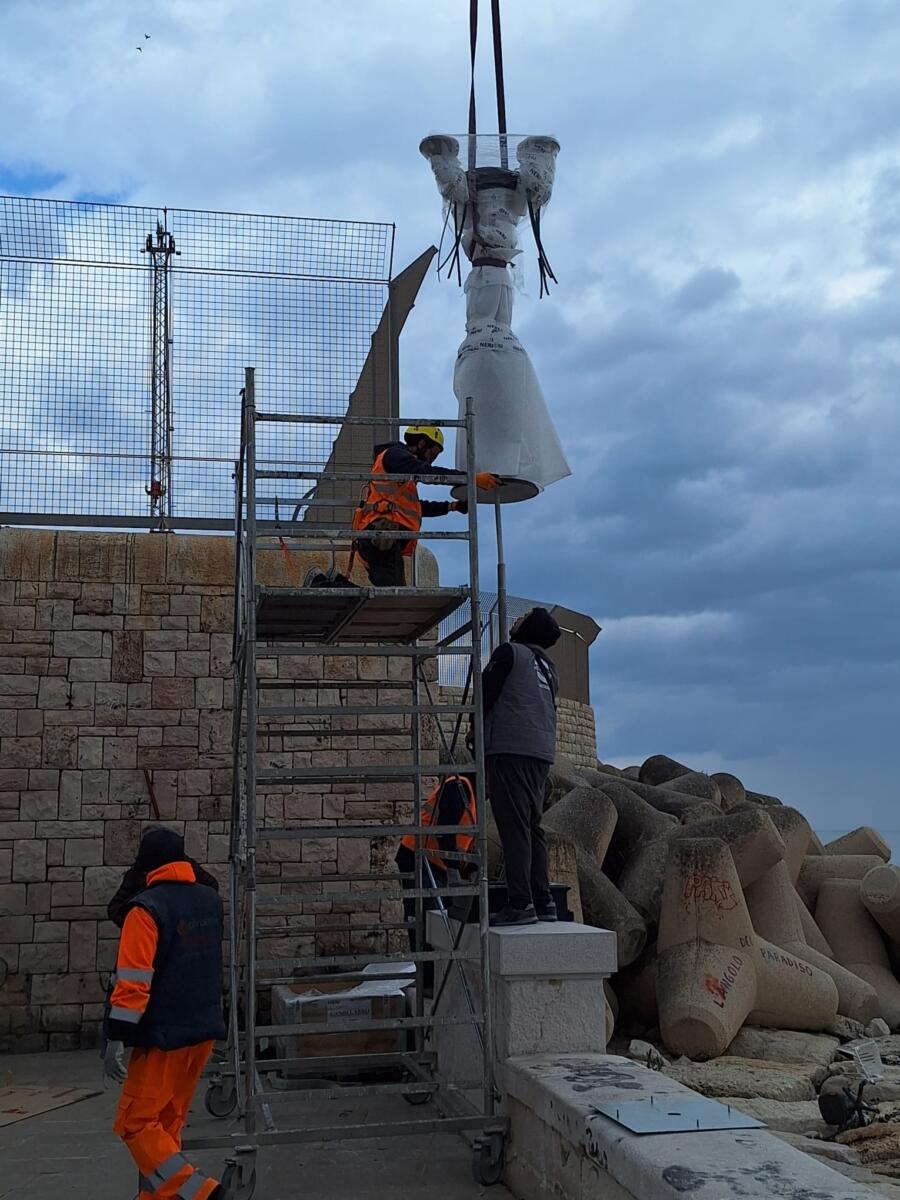Galleria foto 'Bari, il lungomare ritrova la sua luce: al via il riposizionamento dei primi candelabri restaurati – FOTO e VIDEO' - foto 3