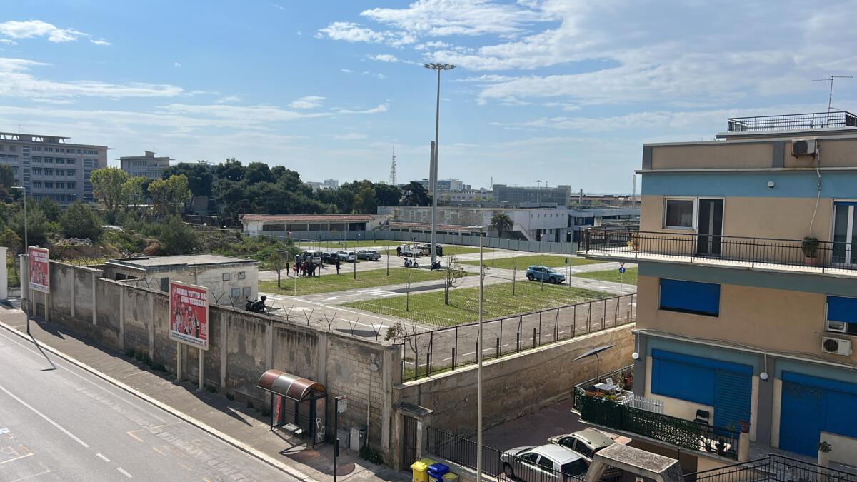 Bari, apre il nuovo parcheggio gratuito alla Fiera del Levante. Leccese: «Pronti 16 milioni per la manutenzione della città»