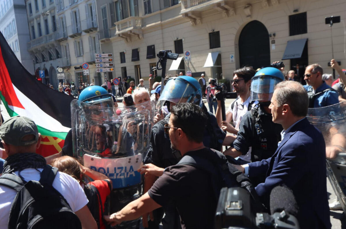 Galleria foto 'Milano, caos al corteo per il 25 aprile: insulti alla Brigata ebraica. Fiano: «Urlavano “Siete saponette mancate”» – VIDEO' - foto 1