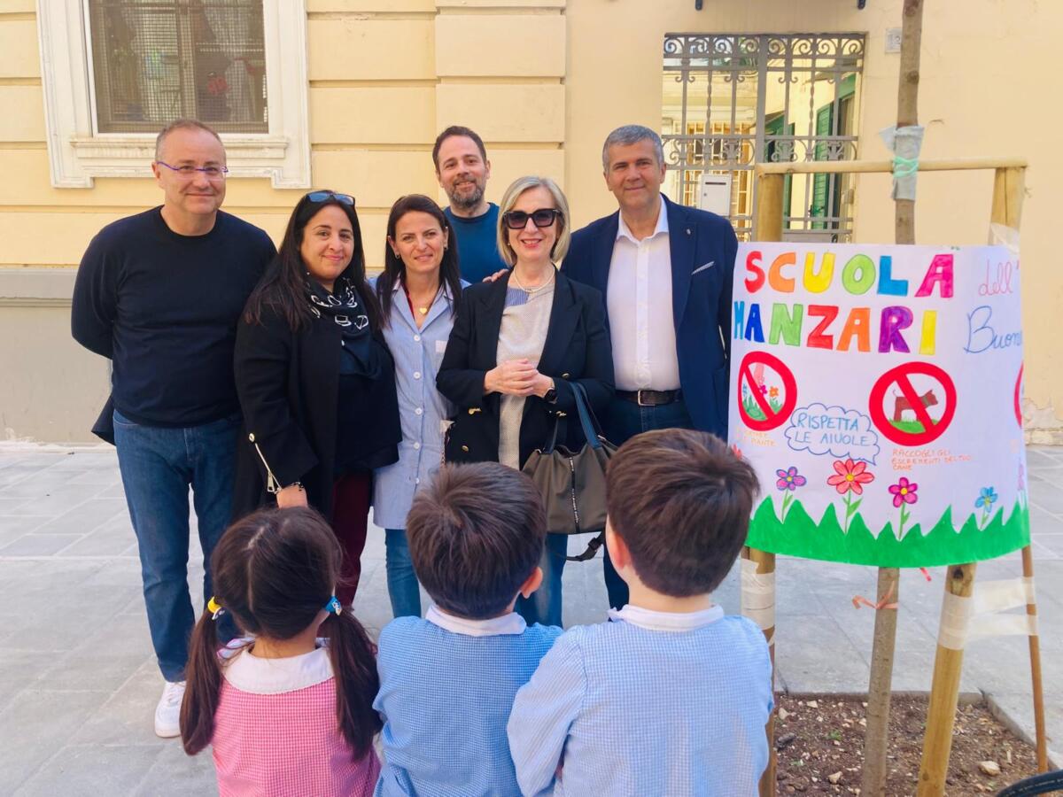 Galleria foto 'Bari, rubate le piante dalle nuove aiuole in via Manzoni: la lezione di civiltà arriva dai bimbi dell’asilo – FOTO' - foto 5