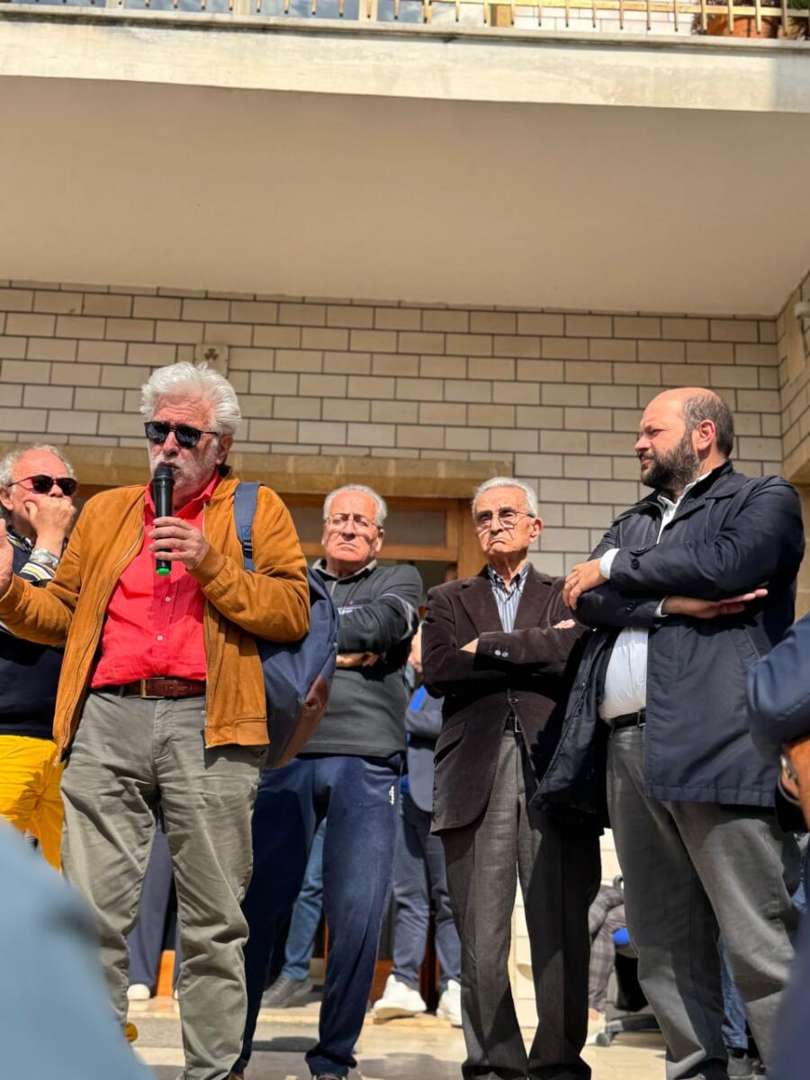 Galleria foto 'Nardò, la rivolta dei trattori all’ex Consorzio di Bonifica dell’Arneo: agricoltori tentano l’occupazione – FOTO' - foto 4