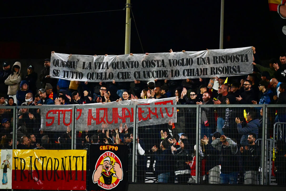 Massafra, il grido degli ultrà contro l’inquinamento: allo stadio lo striscione con i versi del rapper Kid Yugi Massafra, il grido degli ultrà contro l’inquinamento: allo stadio lo striscione con i versi del rapper Kid Yugi