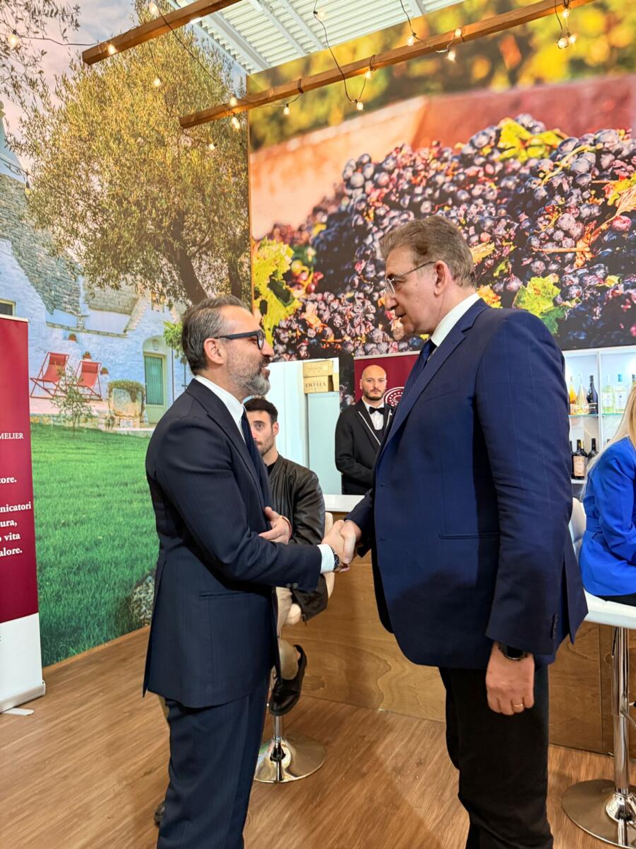 Successo della Puglia al Vinitaly, Decaro: «Un racconto condiviso di identità e qualità» – FOTO e VIDEO