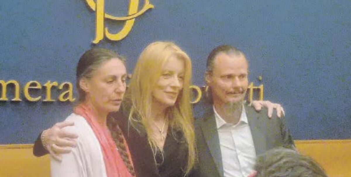 Galleria foto 'Famiglia nel bosco, Nathan e Catherine in lacrime alla Camera: «Ai nostri figli negata la gioia»' - foto 1