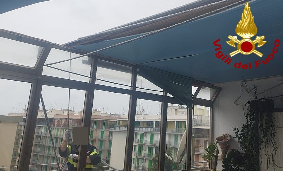 Galleria foto 'Vento forte nel Barese: alberi caduti, tetti divelti e balconi pericolanti. Evacuati Politecnico e Veterinaria – FOTO' - foto 7