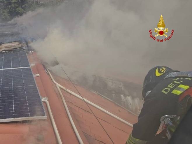Paura a San Fele, le fiamme divorano il tetto di un palazzo: tre squadre dei Vigili del Fuoco in azione – FOTO
